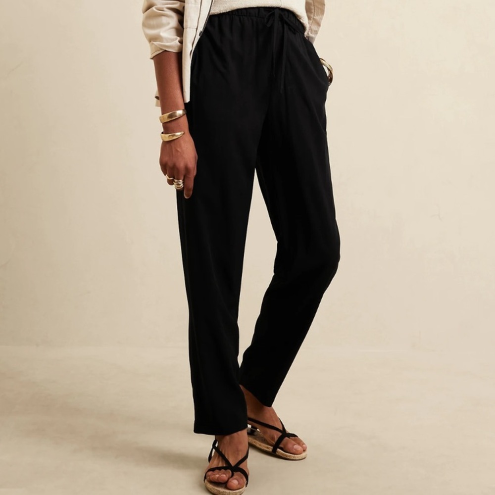 Banana Republic Slim Drapey Pant size Medium in Black